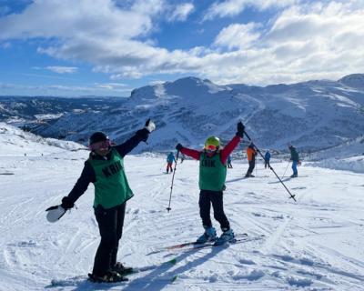 To jenter i en slalombakke