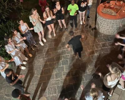ungdommer i ring, en danser i midten. 