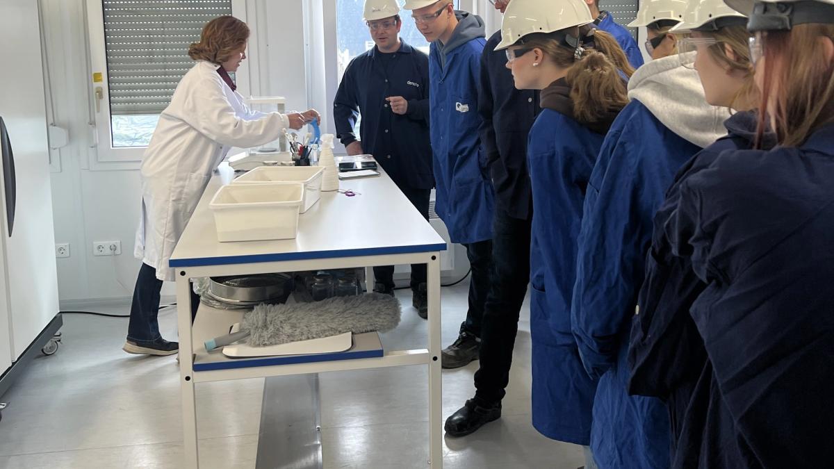 Elever på besøk i et laboratorium