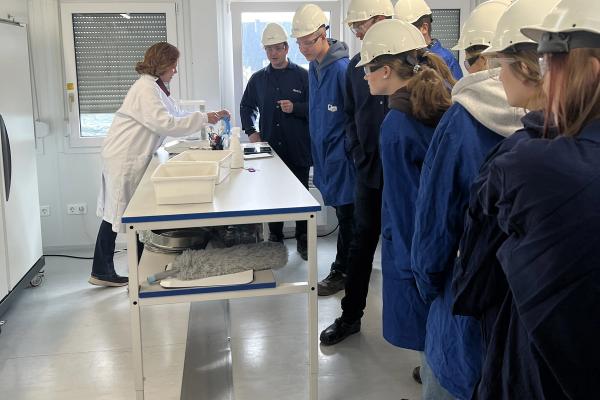 Elever på besøk i et laboratorium