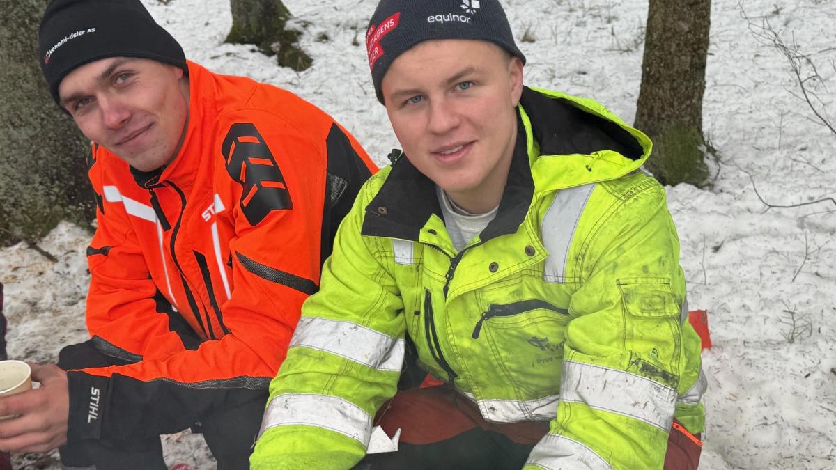 To elever har lunsjpause i skogen