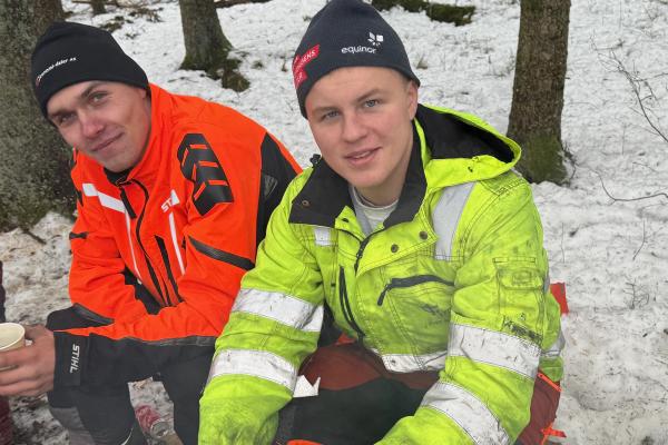 To elever har lunsjpause i skogen