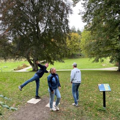 Tre elever ved et "utkast" i Tomb-parken.