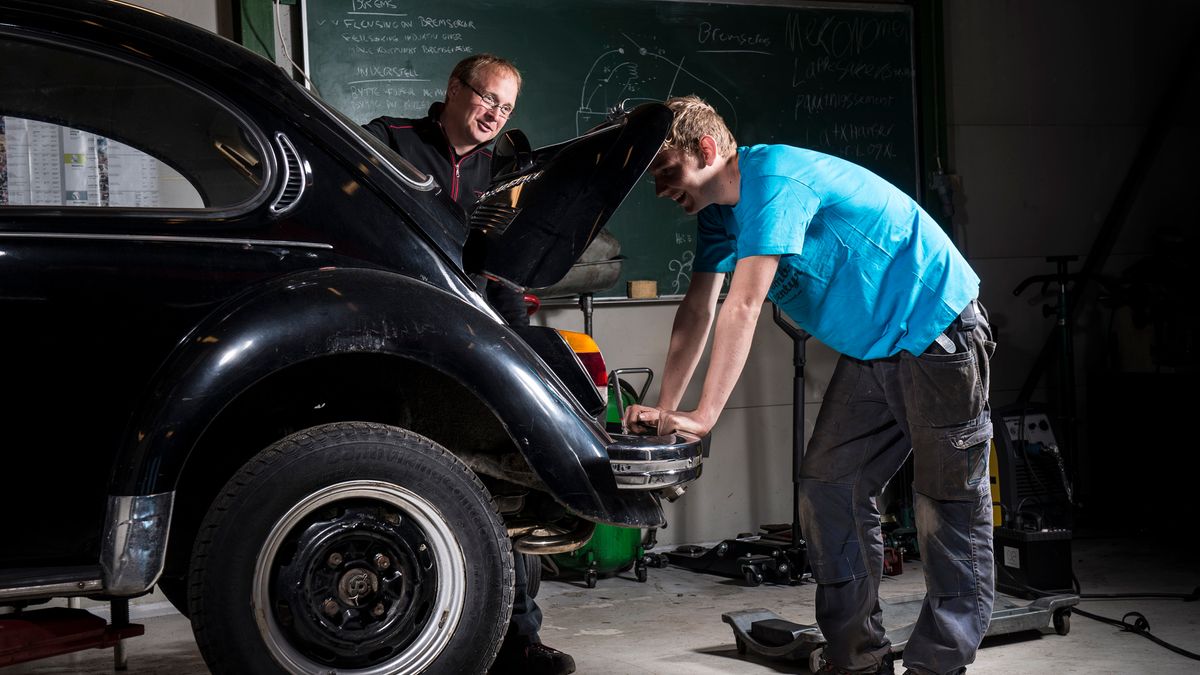 Lærer hjelper elev med bilen