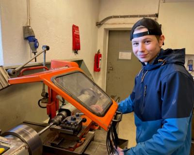 Elev ved maskin