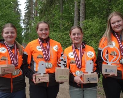 Fire jenter på rad, med medaljer