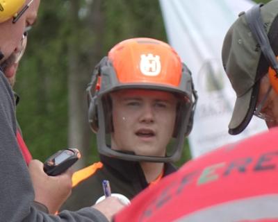 Nærbilde av Sondre sitt ansikt. Han har på hjelm. 