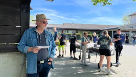 Lærer som teller, kjøkkenet i bakgrunnen. 