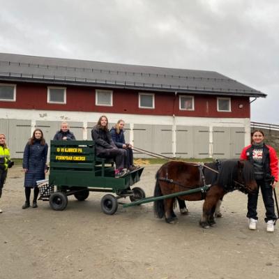 Søppelvogn, elevene poserer. 