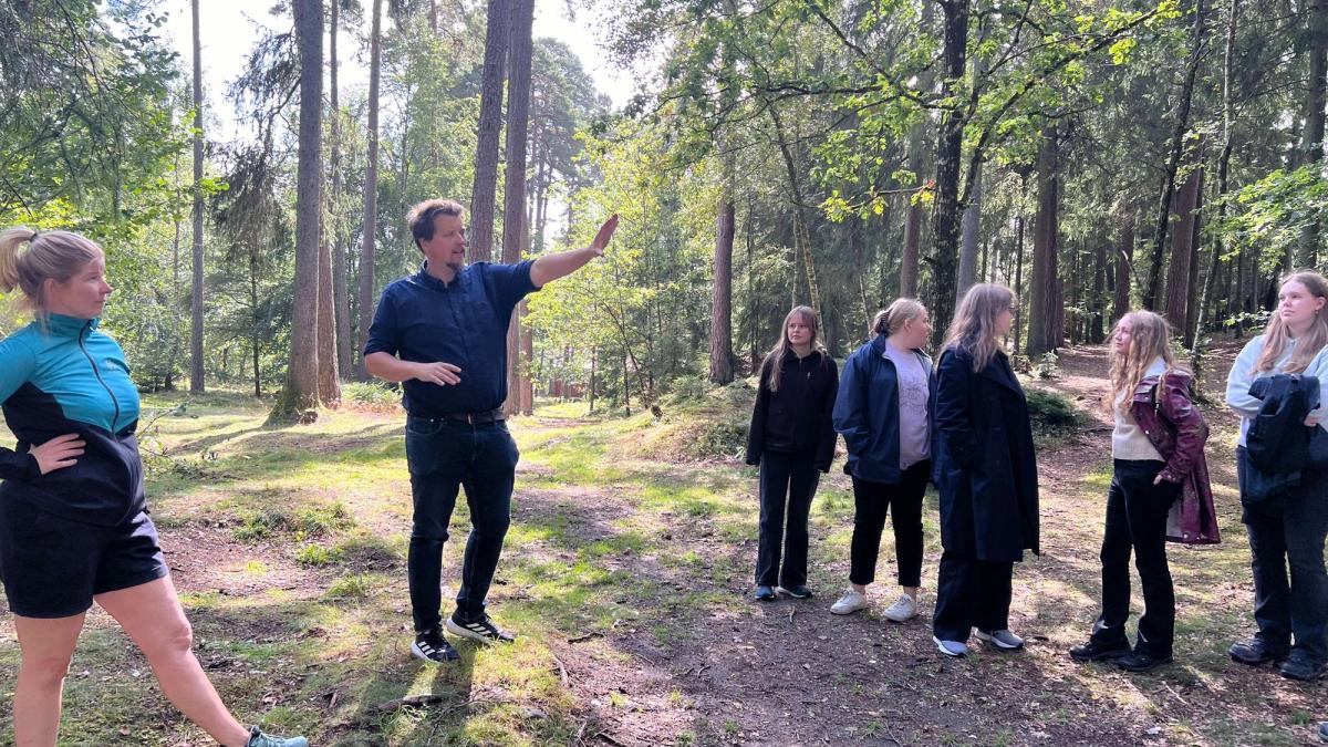 Einar står i skogen og peker