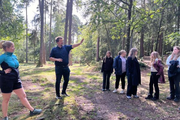 Einar står i skogen og peker
