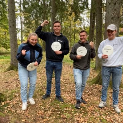 Fire elever med hver sin frisbee i Tomb-parken.