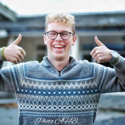 Elev med to tomler opp.