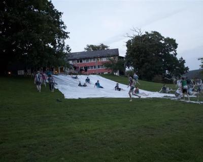 Skliaktivitet på en matte av såpe i en helling i parken