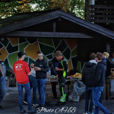 Grillmat, elever står i klynge.
