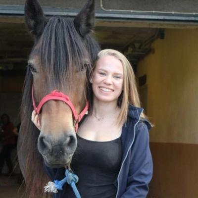 Elev og hest forfra. 