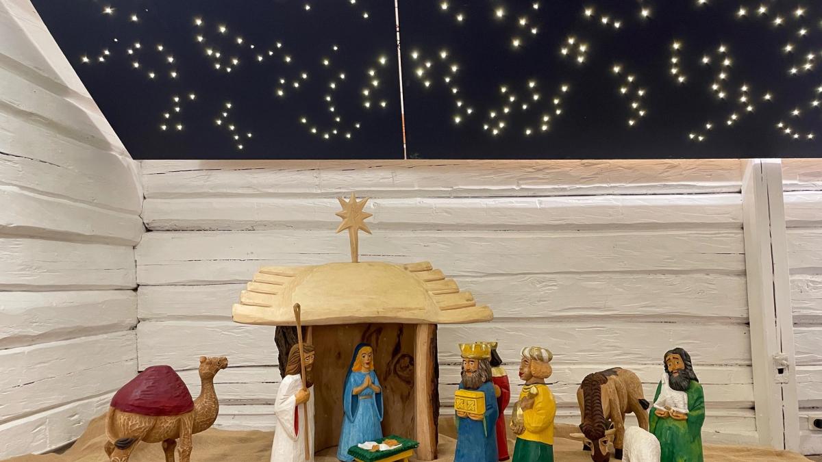 Julekrybbe i tre malt i mange farger.