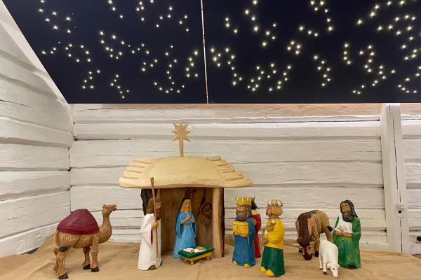 Julekrybbe i tre malt i mange farger.