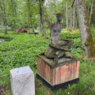 Skulptur av en en kvinne som sitter på en skilpadde - utplassert i Tomb-parken.