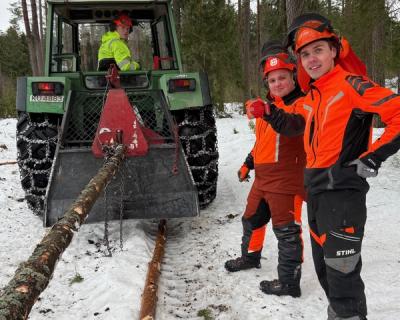 Traktor og elever.