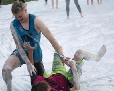 En elev spyler en annen elev med vannslange