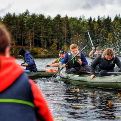 Elever på kanotur spruter på hverandre