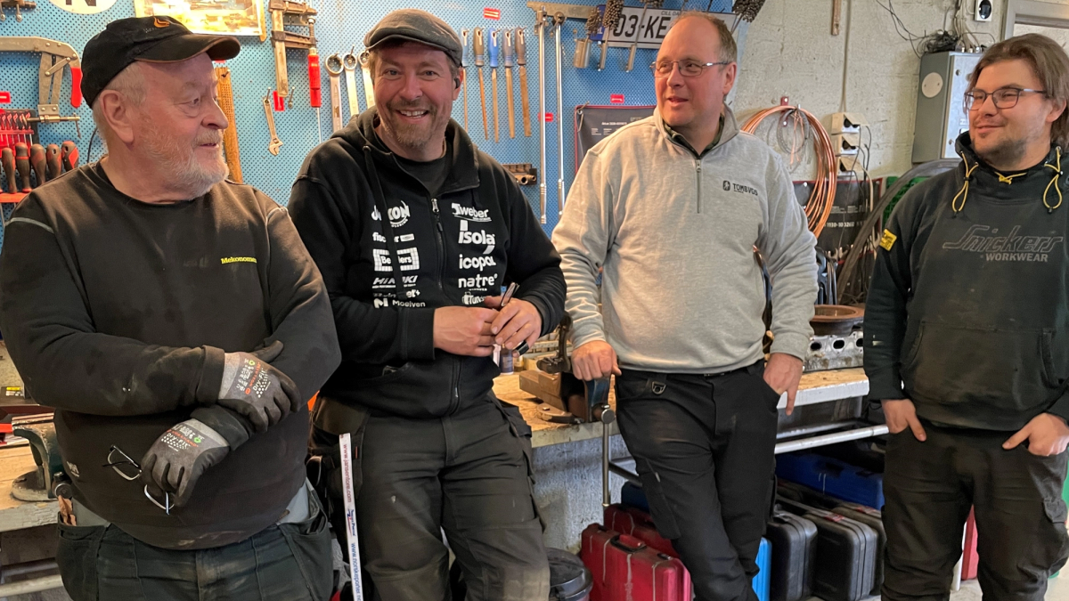 Fire menn i personalet inne i en vekstedavdeling.