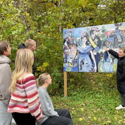 Elever blir forklart om et bilde som er utplassert i kunsstien.