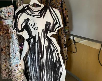 Kjole i hvitt og sort