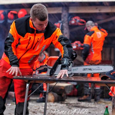 Gutt som holder på med motorsagkjedet sitt.
