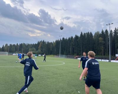 Balltrening på fotballmatta.