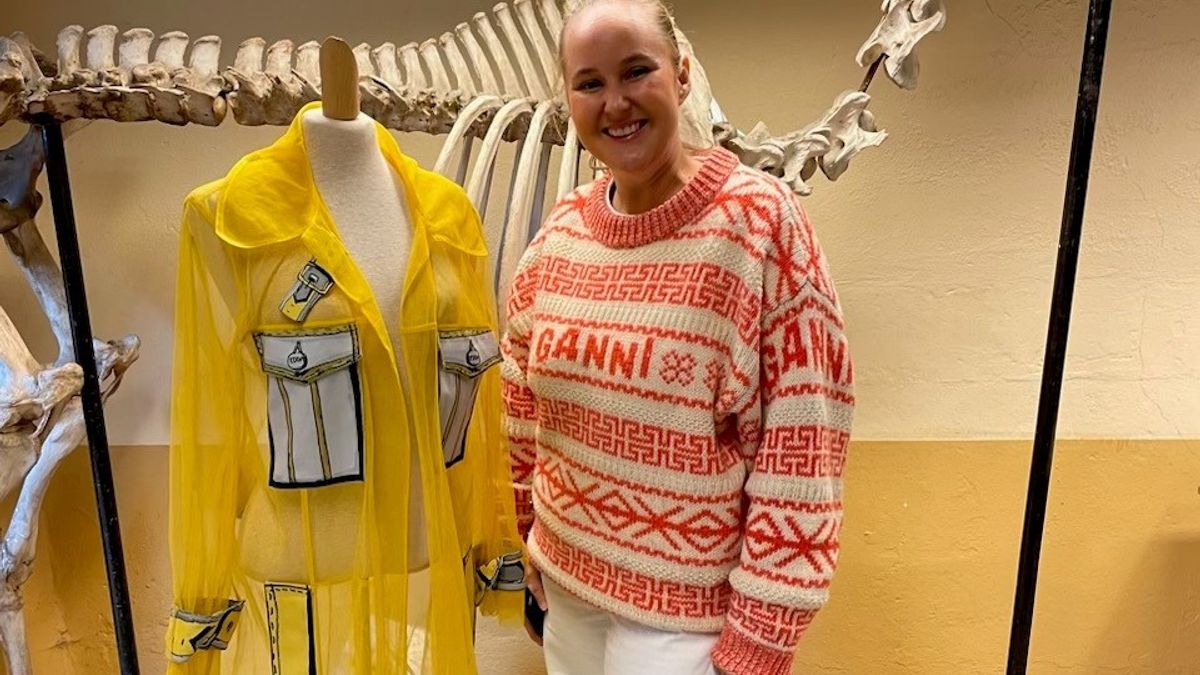 Dame ved siden av en gul kreasjon på en modellbyste.