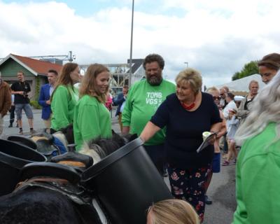 Elever med hest møter politiker Erna Solberg på Råde stasjon.
